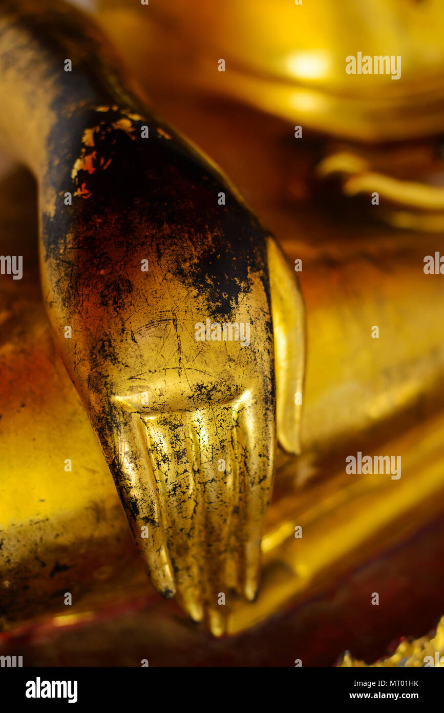 Hand Charakter der goldenen Bild der Buddha in der Haltung der Unterwerfung Mara im Tempel Wat Pho, Bangkok, Thailand Stockfoto