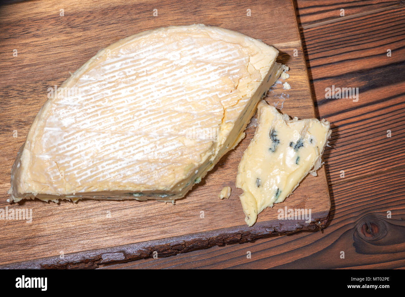 Blick von oben auf die Portion frischen blauen Käse mit Schimmel auf Holz- Textur, Molkereiprodukte Stockfoto