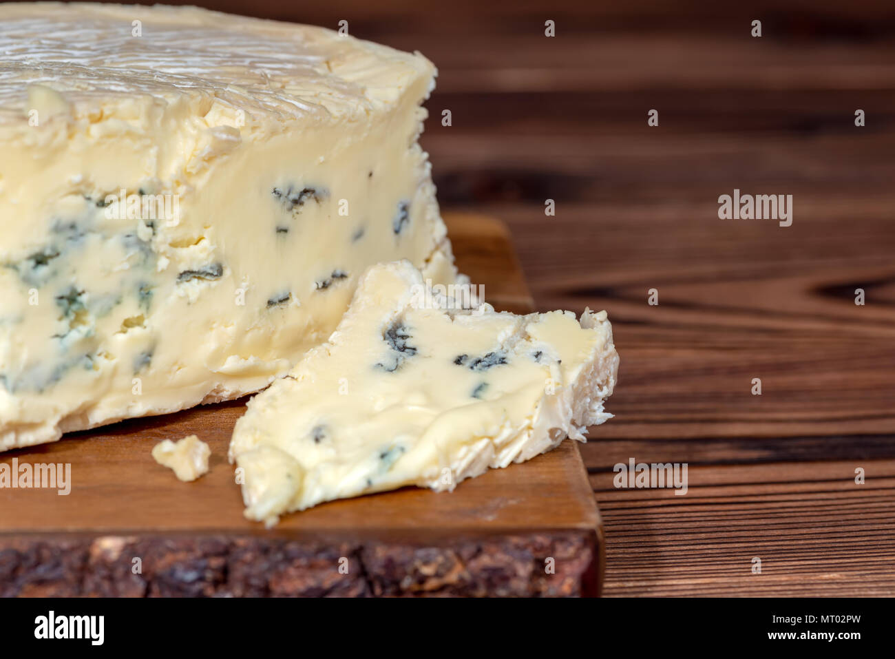 Nahaufnahme Textur des blauen Käse mit Schimmel auf Holzdecke im Hintergrund, kopieren Raum Stockfoto