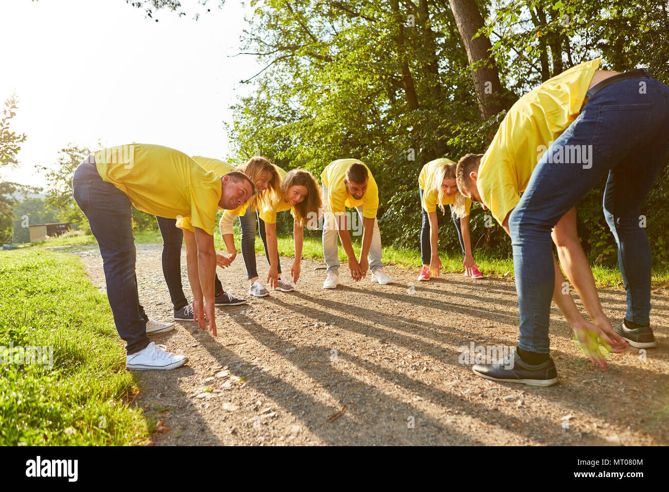 Junge Menschen tun, ein Teamtraining gemeinsam draußen in der Natur Stockfoto