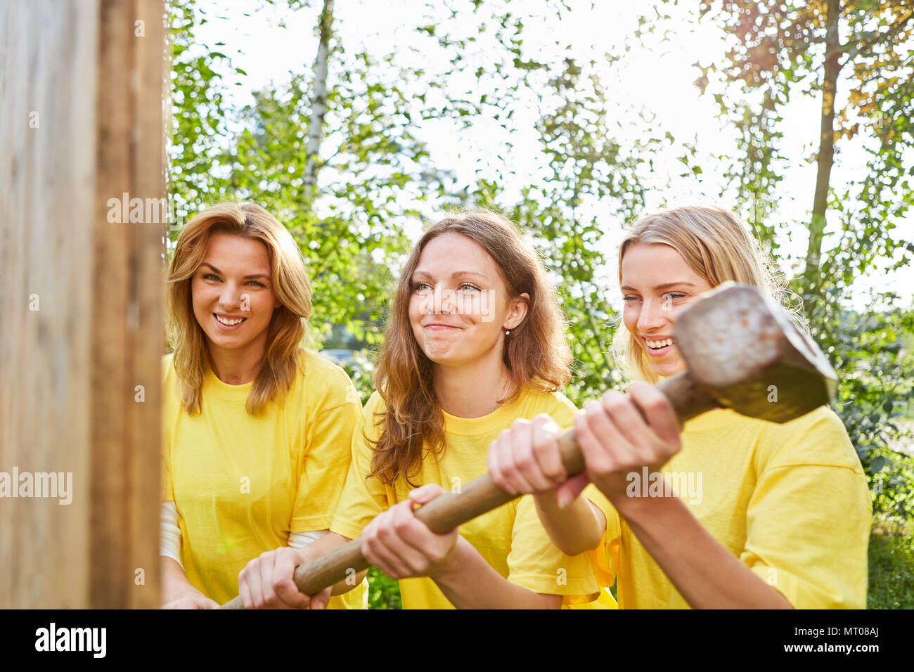 Frauen als Bauarbeiter tun Teamarbeit in ein teambuilding Workshop Stockfoto