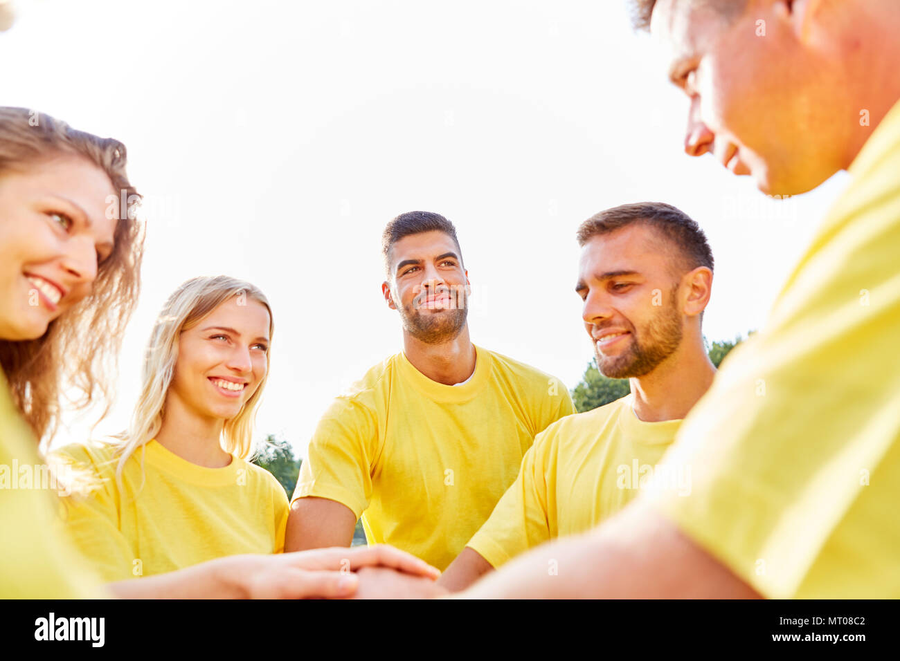 Junge Menschen aus der Start-up-Teams in der Werkstatt für Teamentwicklung und Teambuilding Stockfoto