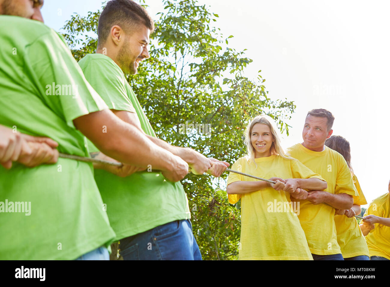 Sporting Team bei Tauziehen Wettbewerb auf ein Teambuilding Event Stockfoto