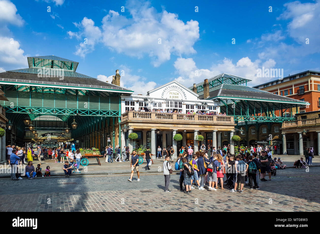 Covent Garden Piazza London - eine beliebte London Shopping und touristische Website in Central London mit animierten Straße Unterhaltung Stockfoto