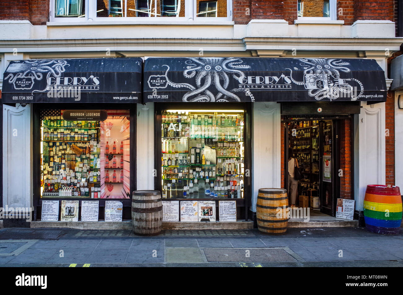 Soho Old Compton Street - Gerry's Weine und Spirituosen Old Compton Street in Londons Soho Entertainment District ist für den Verkauf von seltenen und exotischen Drinks Stockfoto