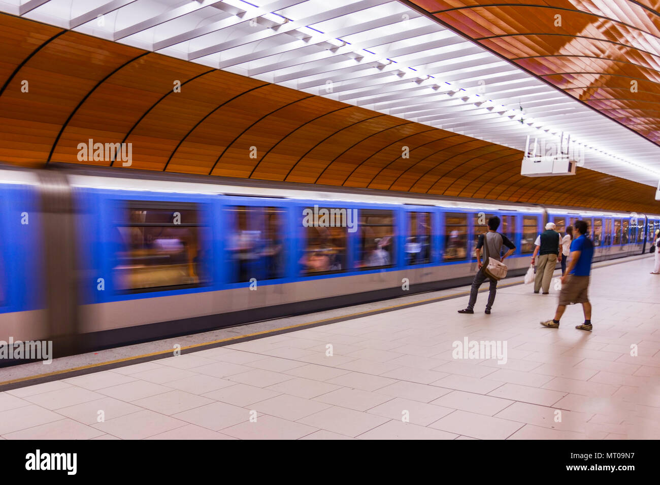 Menschen warten auf den Zug an der Münchner U-Bahn Stockfoto