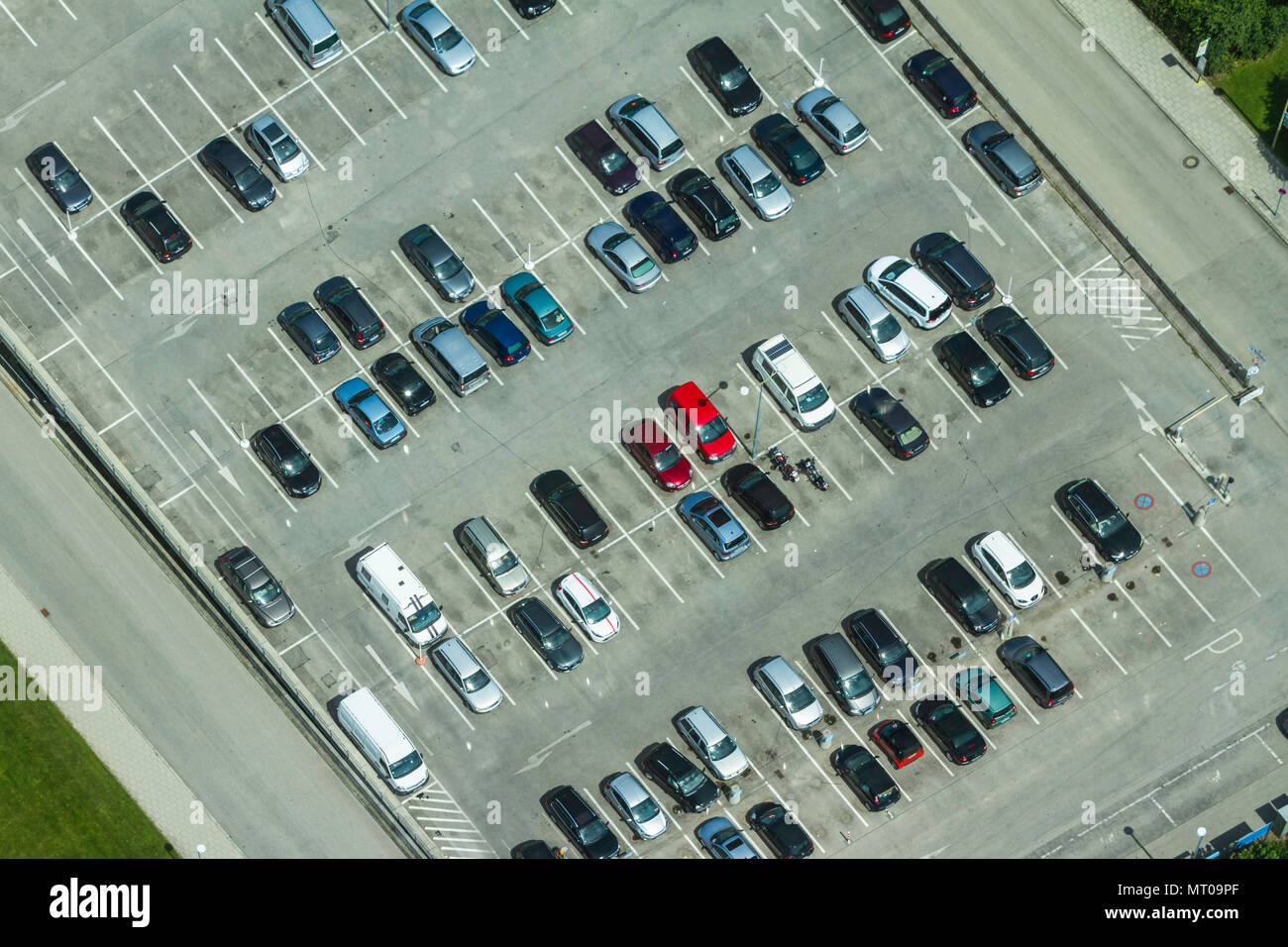 Luftaufnahme von einem Parkplatz mit vielen Autos in Zeilen in München, Deutschland Stockfoto