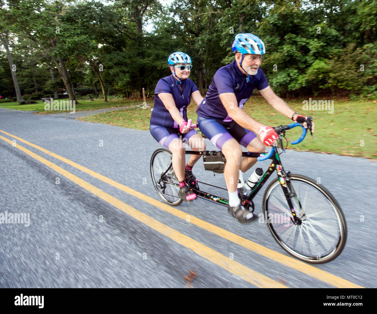 Ehepaar reiten ein Tandem Fahrrad Stockfoto