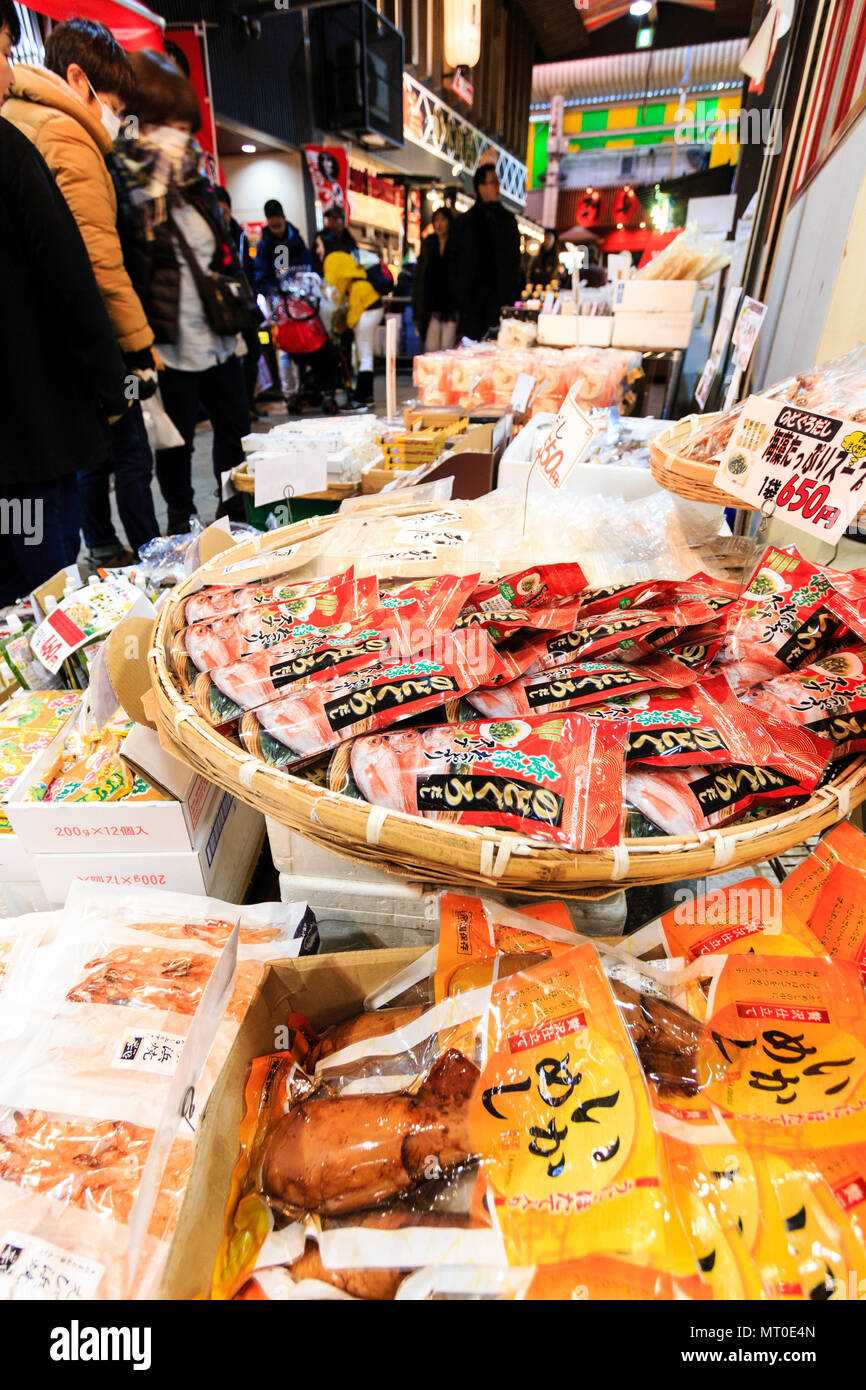 Indoor Omicho Ichiba, Omicho Markt, dem größten Markt mit frischen Lebensmitteln in Kanazawa, Japan. Blick entlang Pro-fisch Stall, verschiedene Pakete aus. Menschen. Stockfoto