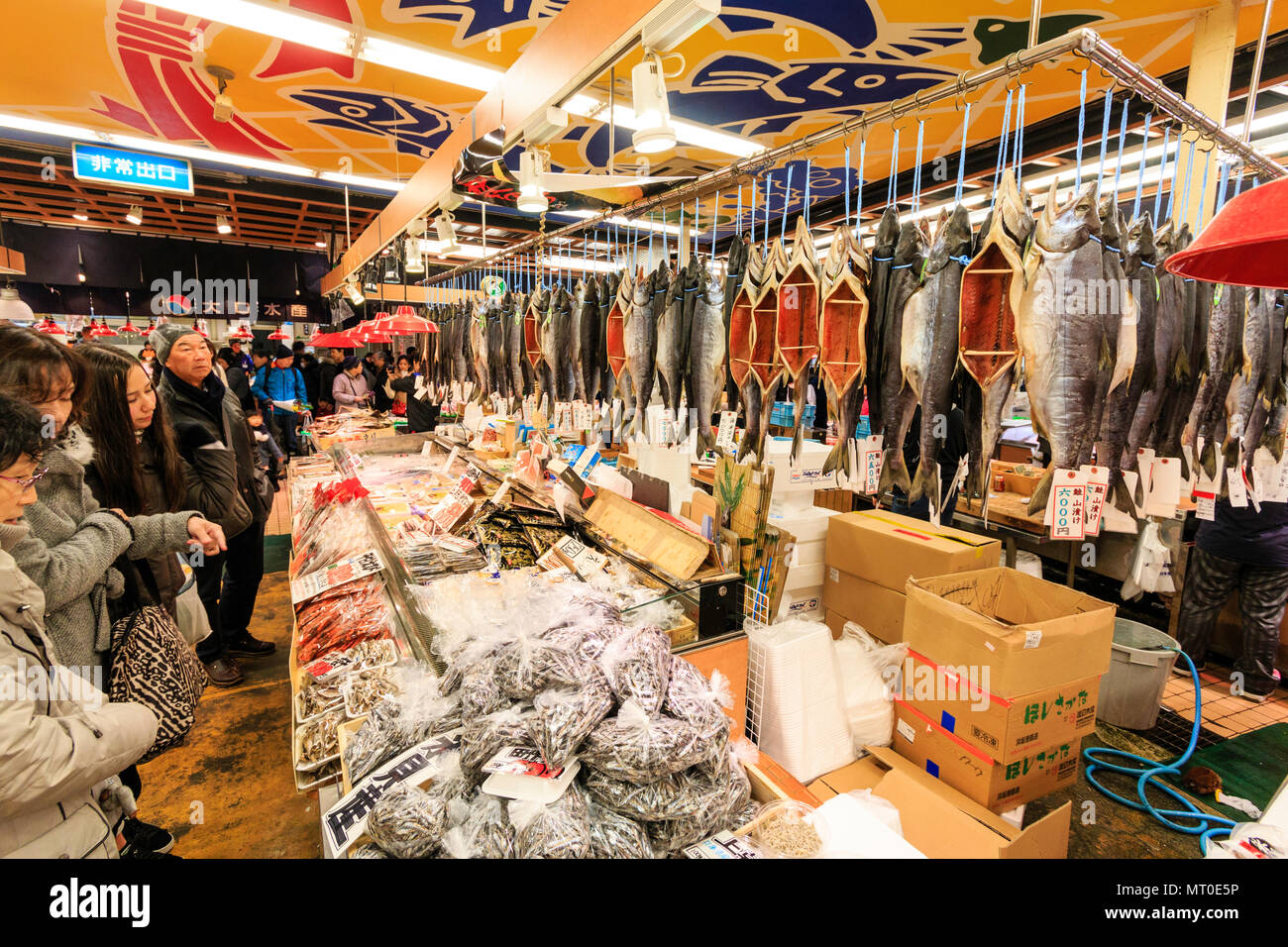 Indoor Omicho Ichiba, Omicho Markt mit frischen Lebensmitteln in Kanazawa, Japan. Große Fisch Markt, ausgenommene Fische hängend, Sticks holding Mägen öffnen. Stockfoto