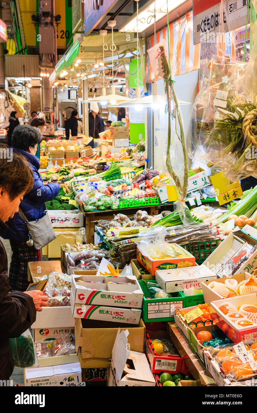 Indoor Omicho Ichiba, Omicho Markt mit frischen Lebensmitteln in Kanazawa, Japan. Kunden, Gemüse und Obst aus dem Stall. Stockfoto