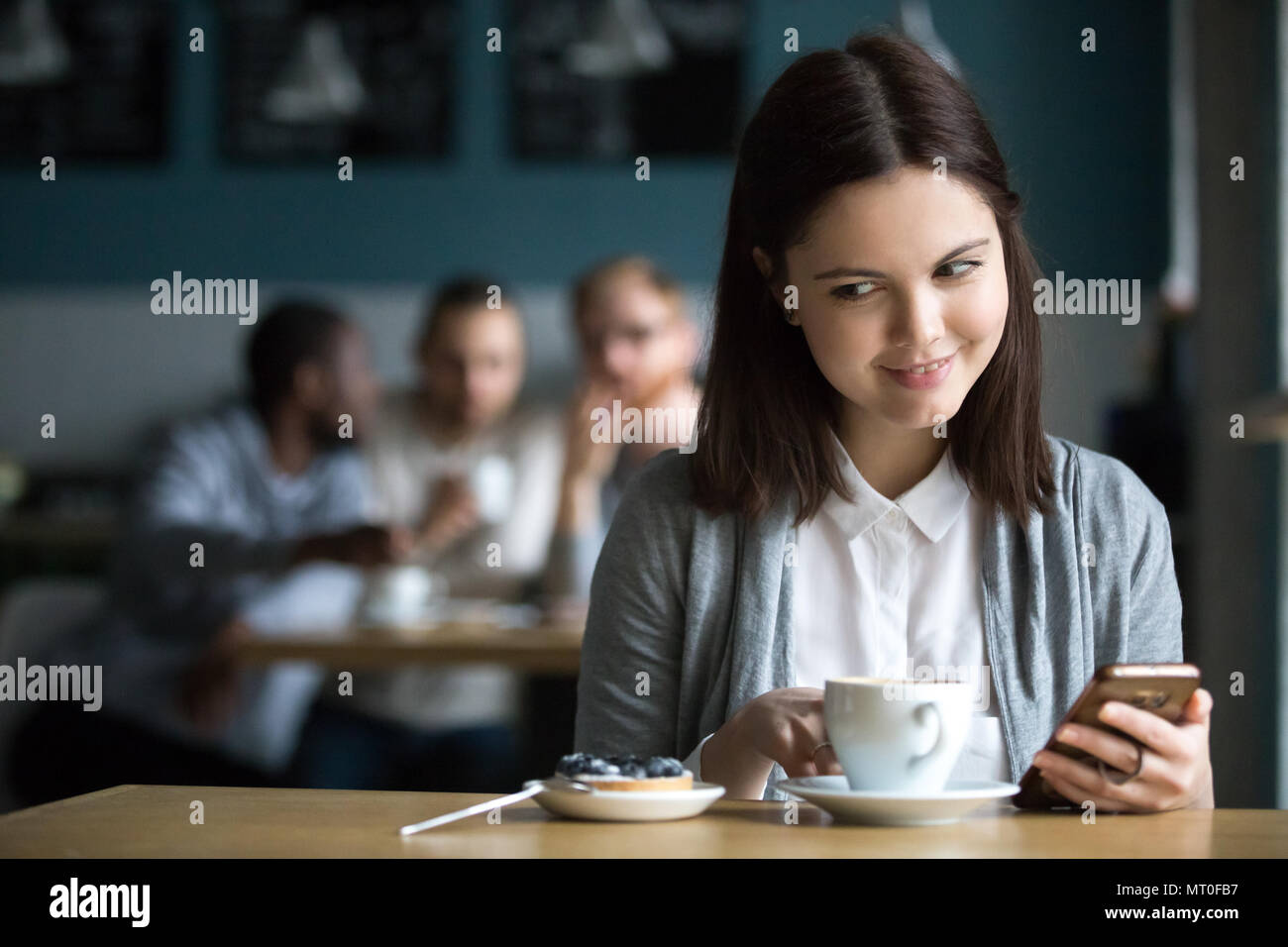 Mädchen an Dessert von Jungs in Cafe flirten bestellt suchen Stockfoto