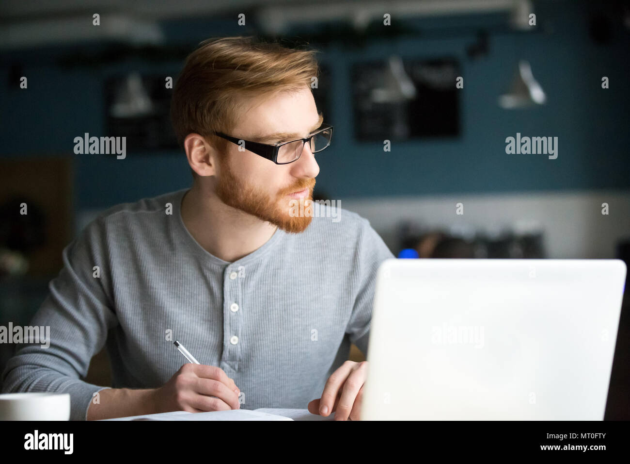 Nachdenkliche Menschen denken an neue Idee Schreiben im Café Stockfoto