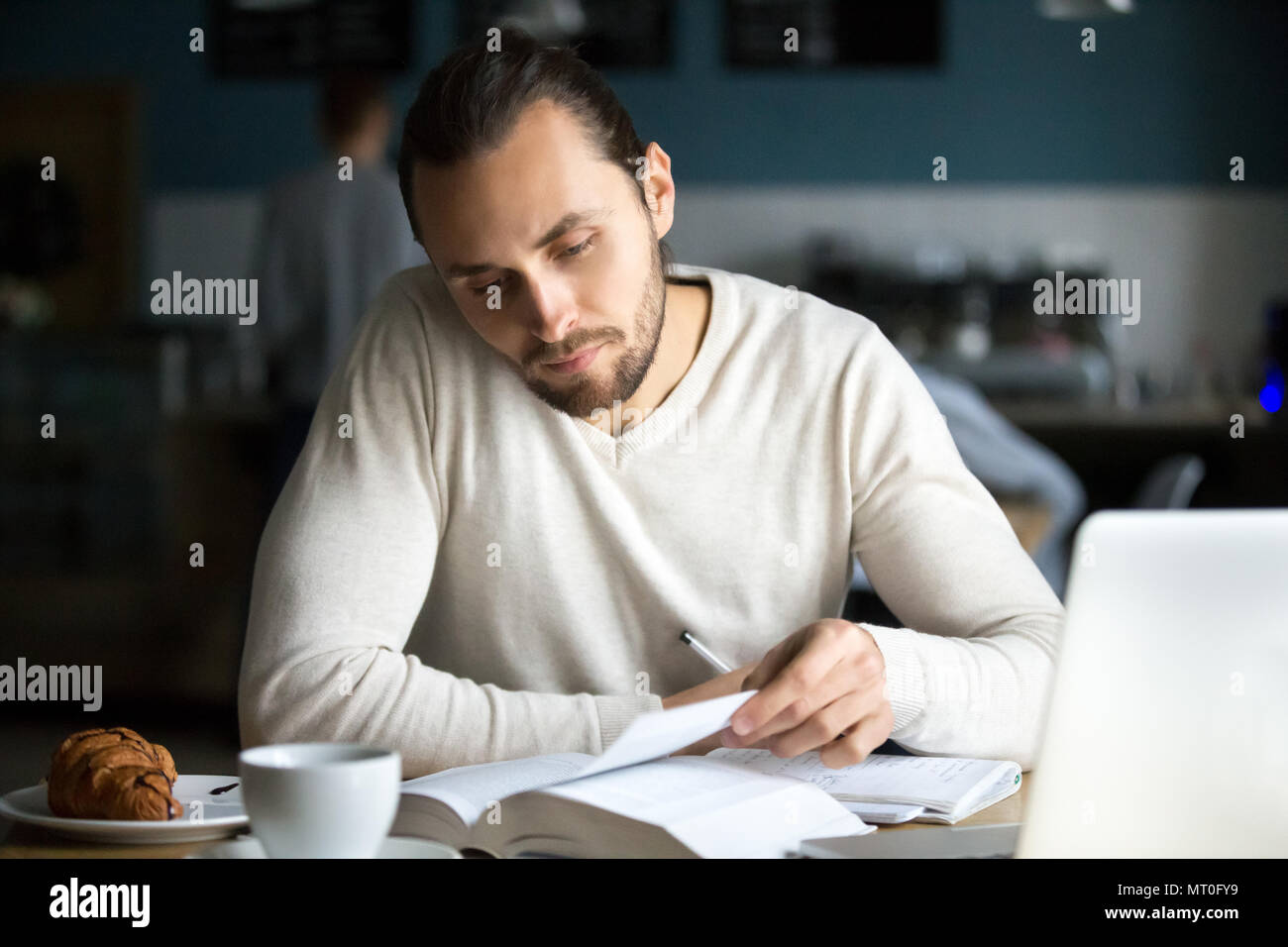 Ernsthaften Schüler lesen Buch Vorbereitung für die Prüfung studieren im Cafe Stockfoto