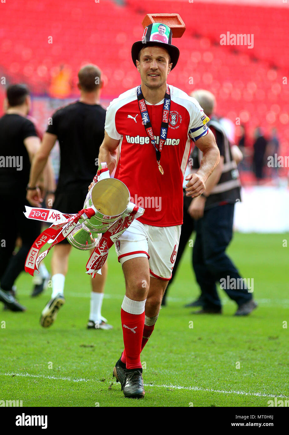 Die rotherham United Richard Holz feiert mit der Trophäe nach dem Himmel Wette Liga Finale im Wembley Stadion, London. Stockfoto