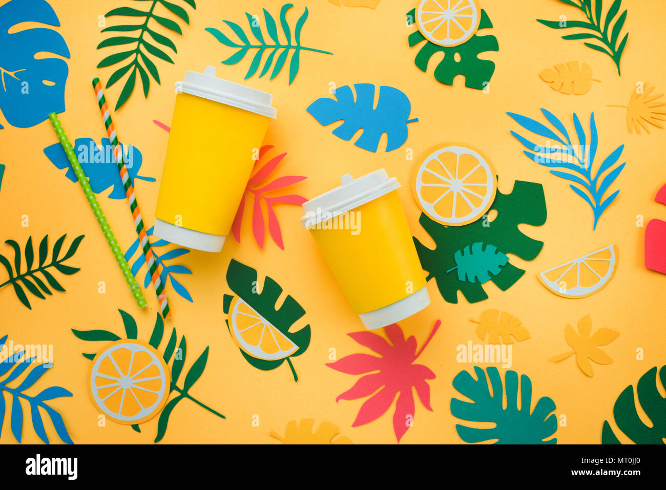 Limonade Papierbecher in tropischen Header mit Orangen, Blätter und Früchte Muster auf einem gelben Hintergrund. Sonnigen Sommer bunte Flach mit Papier Ausschnitte. Stockfoto