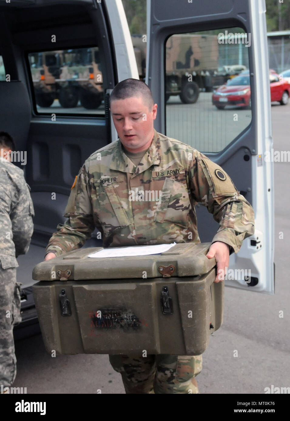 150717-A-FB 257-003.jpg-US-Armee Sgt. Aaron Bohler, Bürgermeister der Zelle, Signal Intelligence und Erhaltung Firma, Corps, hilft, die warme Mahlzeiten an den Bürgermeister Zelle entladen für Service Mitglieder nicht in der Lage zu den Restaurants in der Nähe von enoggera zu erhalten. "Unser Schwerpunkt ist der service Mitglieder", sagte Bohler. Fast 40 US-amerikanischen und australischen Service Mitglieder organisieren und das Essen und die Unterkunft, Transport, Medizin für die mehr als 700 US-amerikanischen und australischen Personal während Talisman Sabre 17. (U.S. Armee Foto von U.S. Army Sgt. Daniel Lucas, 203Rd Public Affairs Abteilung) Stockfoto