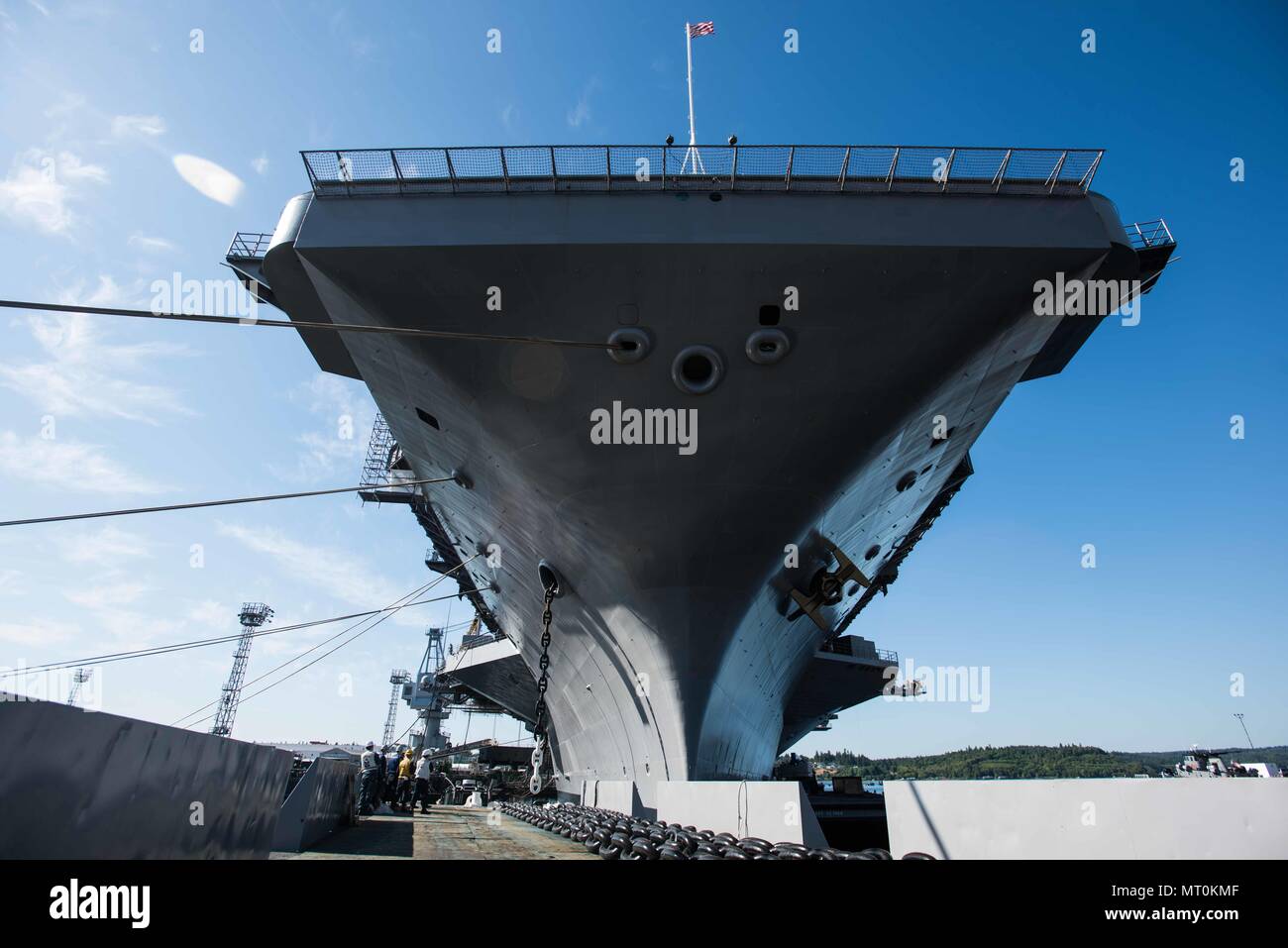 170714-N-BR 551-012 Bremerton, Washington (14 Juli 2017) Segler vorbereiten, um diese wieder zu befestigen USS John C Stennis" (CVN 74) verankern. John C Stennis führt eine geplante schrittweise Verfügbarkeit (PIA) am Puget Sound Naval Shipyard und Intermediate Maintenance Facility, in dem das Schiff befindet sich in der planmäßigen Wartung und Upgrades. (U.S. Marine Foto von Mass Communication Specialist 3. Klasse Dakota Rayburn/Freigegeben) Stockfoto
