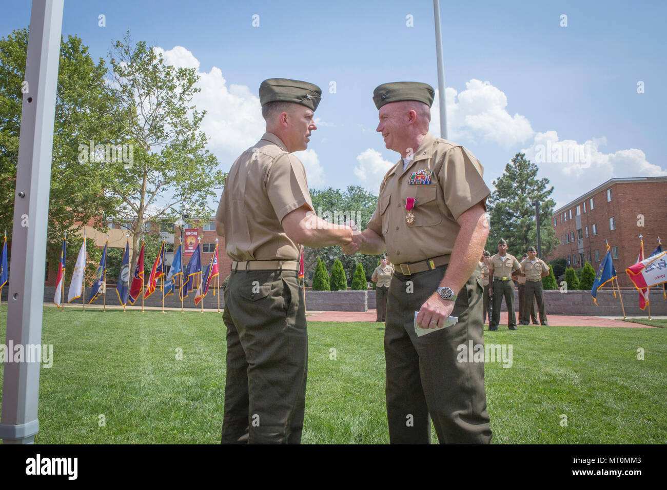 Us Marine Corps Oberst Andrew M. Regan, rechts, ehemaliger kommandierender Offizier der Zentrale und Service Bataillon (H&S BN), schüttelt Hände mit Kol. Keith E. Couch, kommandierender Offizier der H&S BN, während eine Änderung der Befehl Zeremonie am Joint Base Myer-Henderson Hall, Arlington, Virginia, 14. Juli 2017. Colonel Keith E. Couch das Kommando von H&S BN. (U.S. Marine Corps Foto von Lance Cpl. Alex A. Quiles) Stockfoto