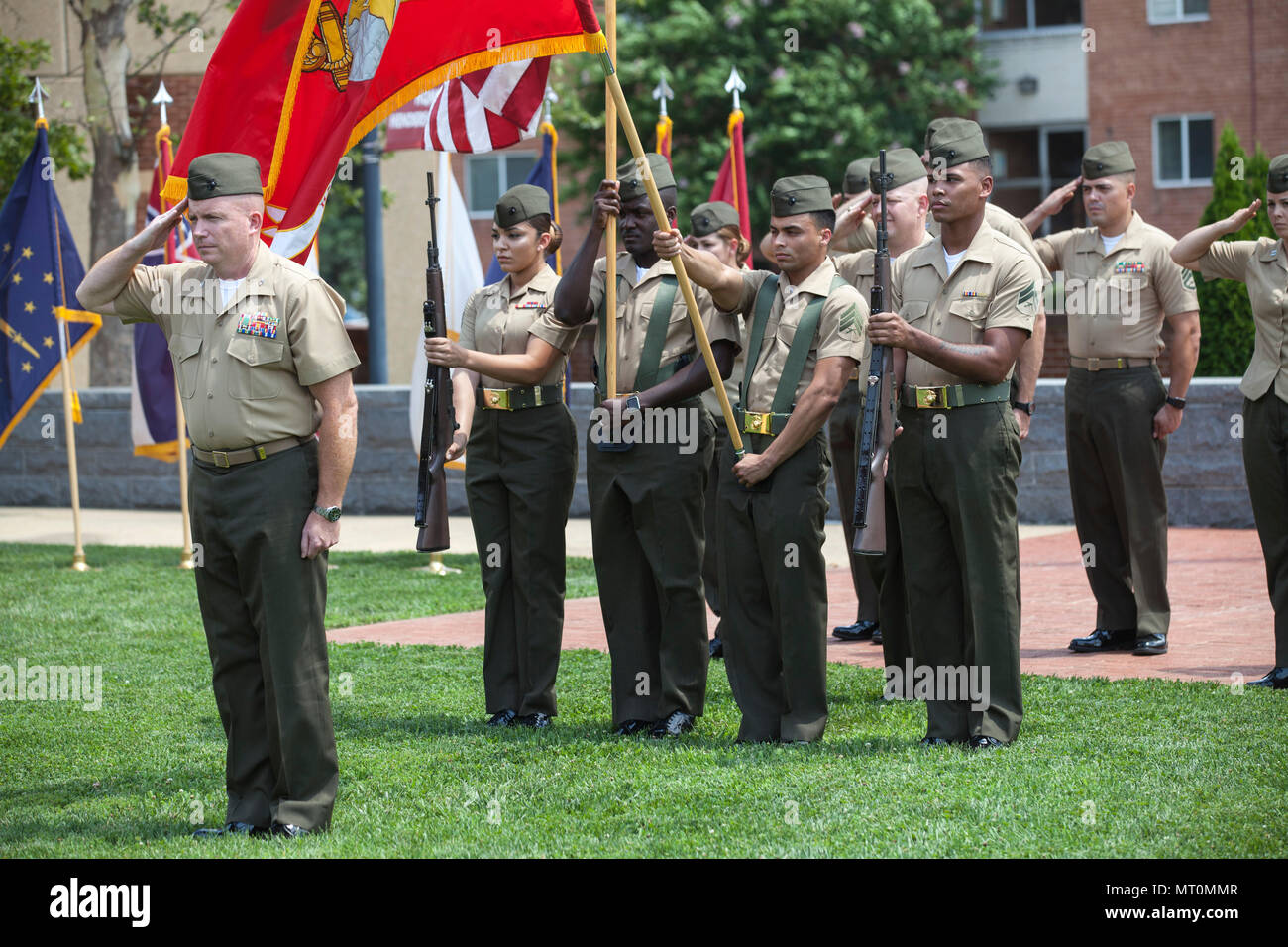 Us Marine Corps Oberst Andrew M. Regan, ehemaliger kommandierender Offizier der Zentrale und Service Bataillon, macht ein Gruß bei einem Befehl Zeremonie am Joint Base Myer-Henderson Hall, Arlington, Virginia, 14. Juli 2017. Oberst Regan war die Legion of Merit vorgestellt. (U.S. Marine Corps Foto von Lance Cpl. Mario A. Ramirez) Stockfoto