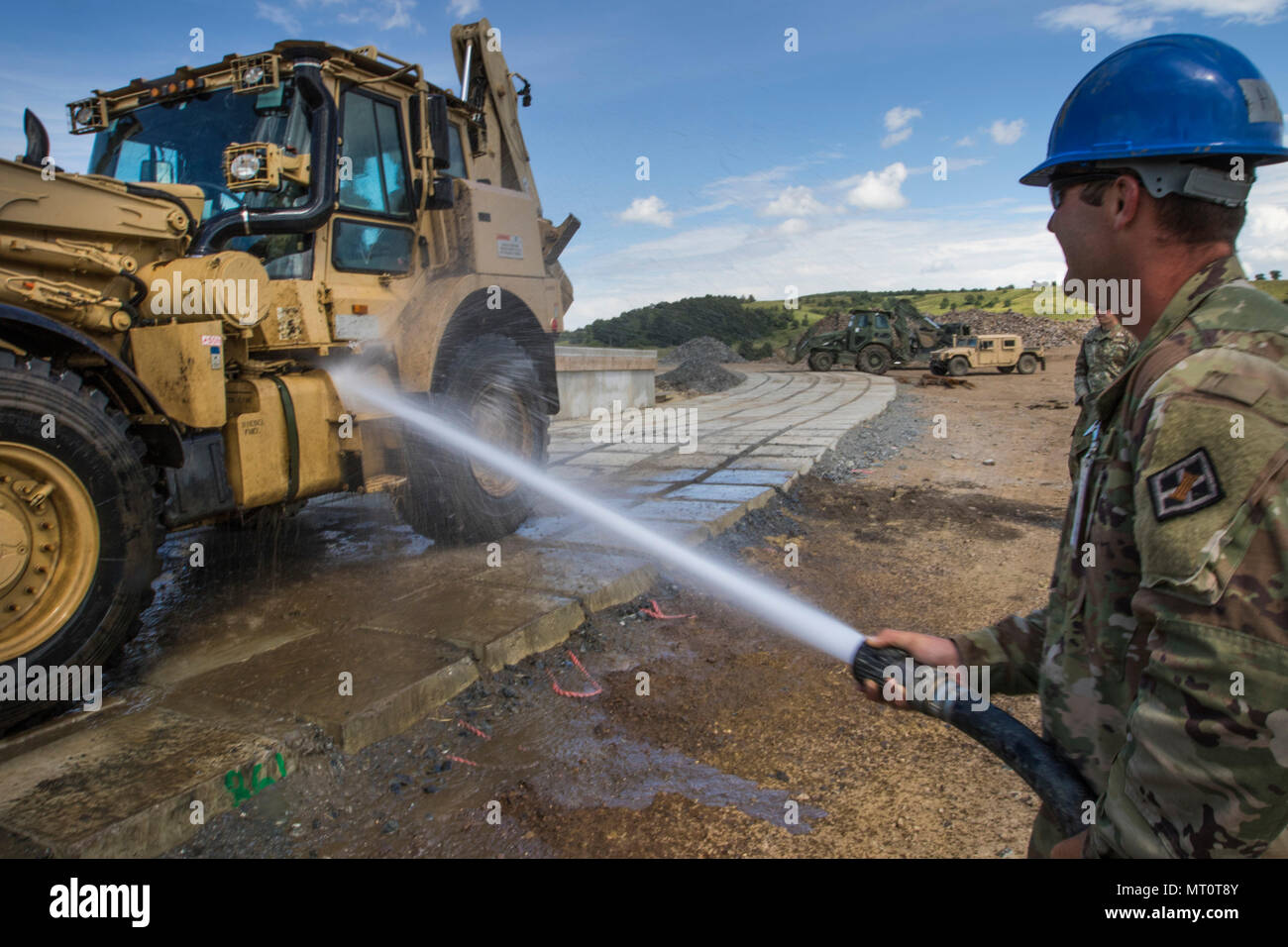 Us-Armee-reservesoldat, SPC. Jordy Hall, 390 Ingenieur Unternehmen, Chattanooga, Tennessee, wäscht sie Baumaschinen, Teil der routinemäßigen Wartung, während Resolute Schloss 17 in Cincu, Rumänien, 15. Juli 2017. Hall, der zu einem Walmart Distribution Center Greenville, Tenn., arbeitet, hat von seinem Haus in Greenville, Tenn., mit seiner Einheit reiste komplette Bau einer neuen Schulungseinrichtung, die Alliierten die Möglichkeit, auf mögliche Konflikte vorzubereiten, um Ihnen zu helfen. Die gesamte Bedienung ist durch US-amerikanische Armee finden Ingenieure, die Soldaten und Ausrüstung aus den USA nach Romani verschoben led Stockfoto