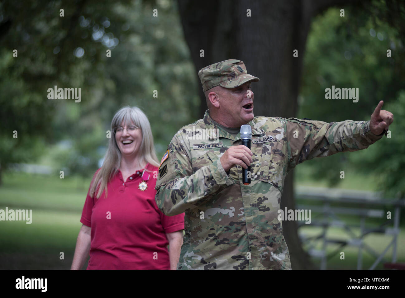 Command Sgt. Maj. John schiffli, der obersten Führer der 290th Military Police Brigade, die sich in Nashville, Tennessee, ergeht sich über seine Zeit mit Brig eintrug. Gen. Kelly Wakefield, der stellvertretenden kommandierenden General (Support) für den 200 Militärpolizei Kommando, bei ihrem Abschied Picknick am See Burba Park in Fort Meade, Maryland, 16. Juli 2017. Wakefield hat mit der 200. Seit August 2014, und sagt, daß ihre besten Momente waren mit den Soldaten aus den verbracht - Einheiten verfolgen. (U.S. Armee Foto von Sgt. Audrey Hayes) Stockfoto