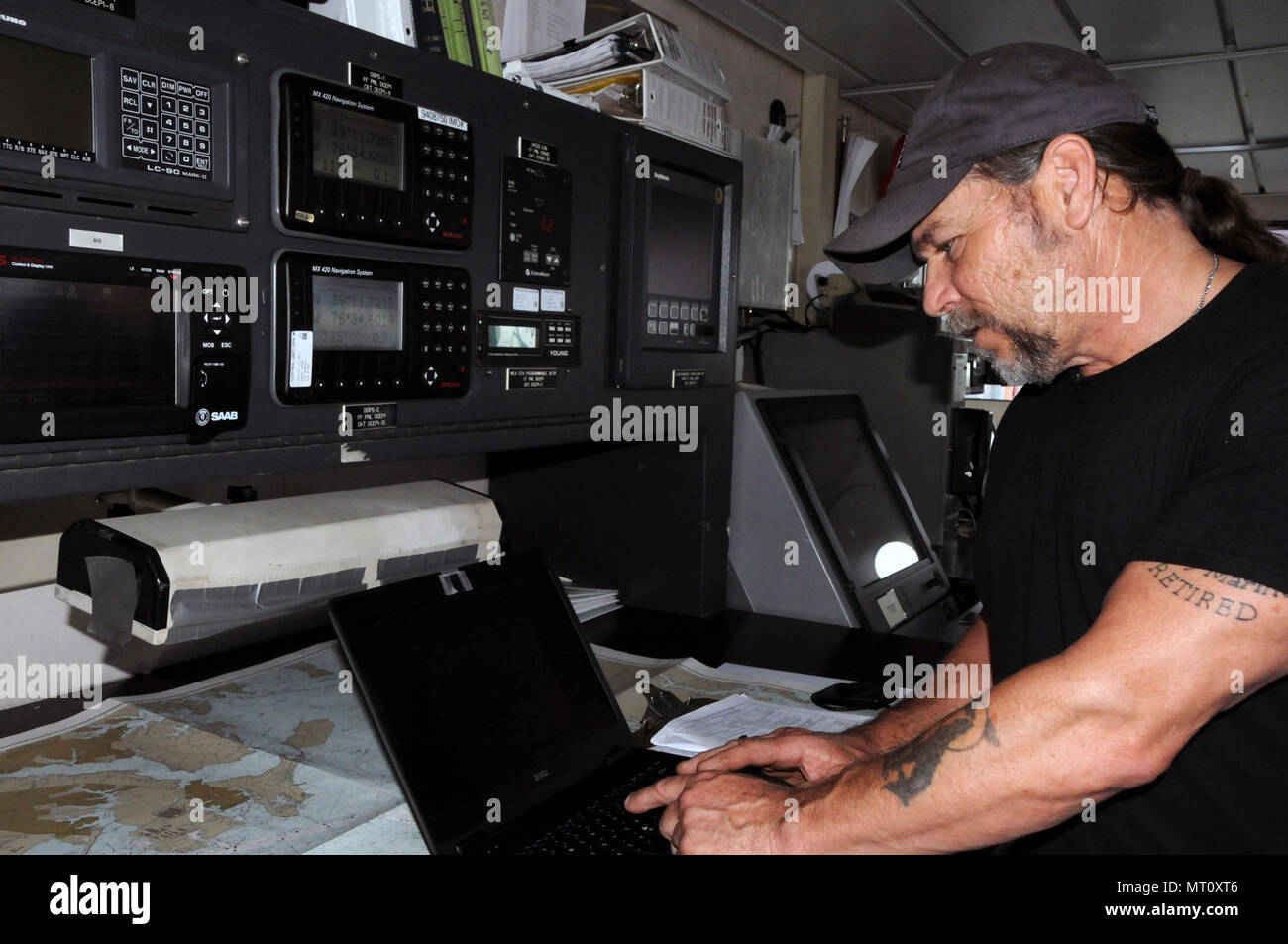 James Howell, ein marine Surveyor bei der 99. Regional Support Command Bereich Wartung Unterstützung Aktivität 83 an Curtis Bay, Maryland, überprüfen Sie die Berichte 17 April an Bord der Generalmajor Robert Smalls (LSV-8).  AMSA 83 ist einem von zwei Speicherorten in der 99. Regional Support Command-Bilanz, die Wasserfahrzeuge zu pflegen. Die AMSA bietet technische Unterstützung und Wartung der 949th Transport-Gesellschaft zusammen mit der 203. Transport-Abteilung. Stockfoto