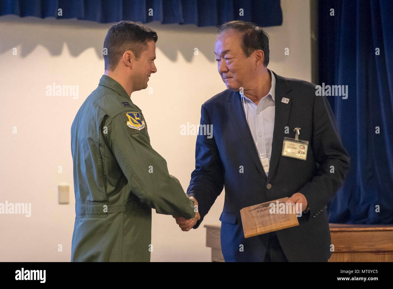 Arinori Yamagata, die Flugzeugbesitzer und Piloten Association-Japan Manager, schüttelt Hände mit Kapitän John Menezes, 374 Airlift Wing Flight Safety Officer, während der KANTO Ebene Mid-Air Kollision und Vermeidung Konferenz, an Yokota Air Base, Japan, 15. April 2017. Mehr als 100 privaten japanischen Piloten nahmen an der Konferenz teil Bewußtsein zu erhöhen und die Sicherheit in der Himmel über dem Yokota fördern und die umliegenden Gemeinden. Stockfoto