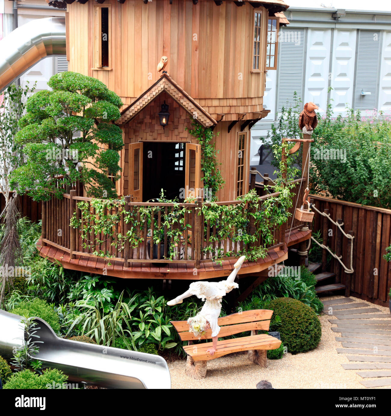 Acrobat hat ihr Zeug auf der Blue Forest Tree House, RHS Chelsea Flower Show 2018 Stockfoto