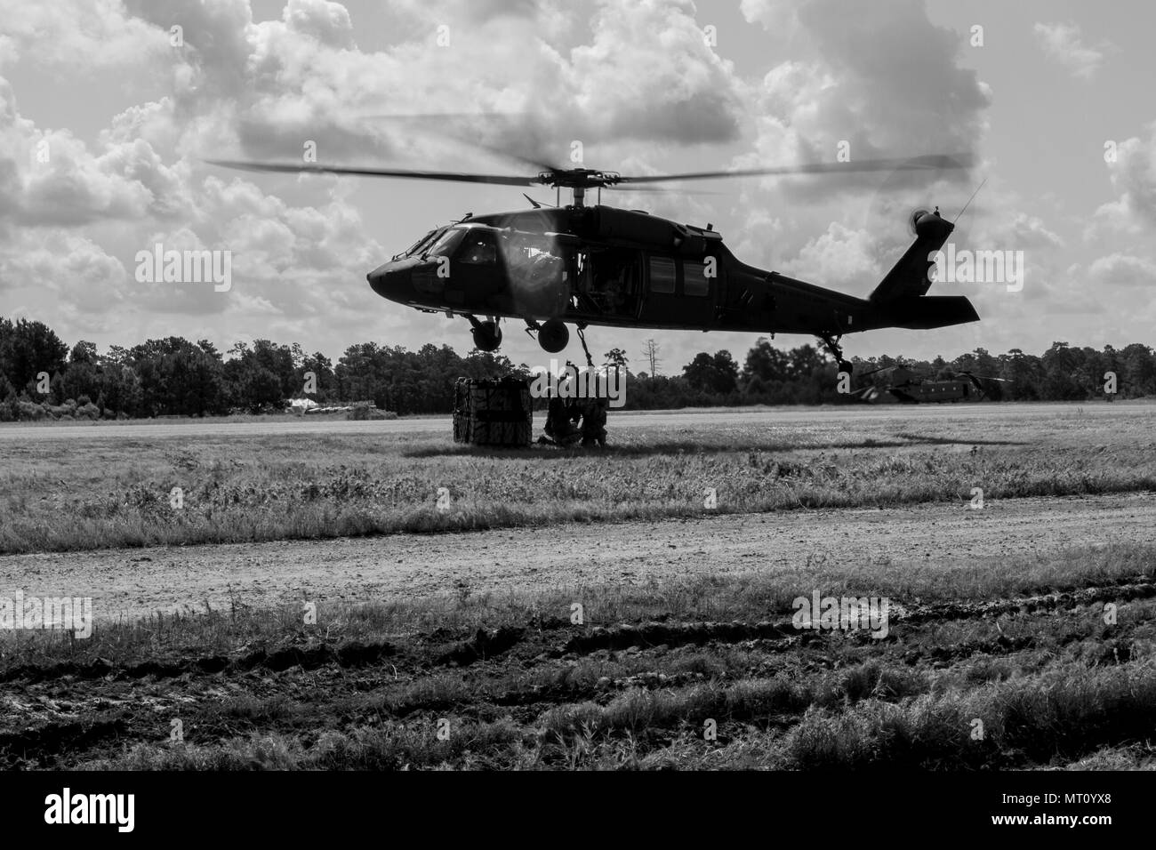 Soldaten mit Firma A, 113 Support Battalion und Batterie B, 1.BATAILLON, 163 Field Artillery, beide Einheiten mit der 76th Infantry Brigade Combat Team, befestigen Sie ein Paket auf einem UH-60 Black Hawk während Sling-Operationen auf der Gemeinsamen Readiness Training Center, Fort Polk, Louisiana, Donnerstag, 20. Juli 2017. Sling-Ladevorgänge transportiert das Material oder Fahrzeuge unter einem Hubschrauber ausgesetzt. Foto von Sgt. 1. Klasse David Bruce, 38th Infantry Division Public Affairs Stockfoto