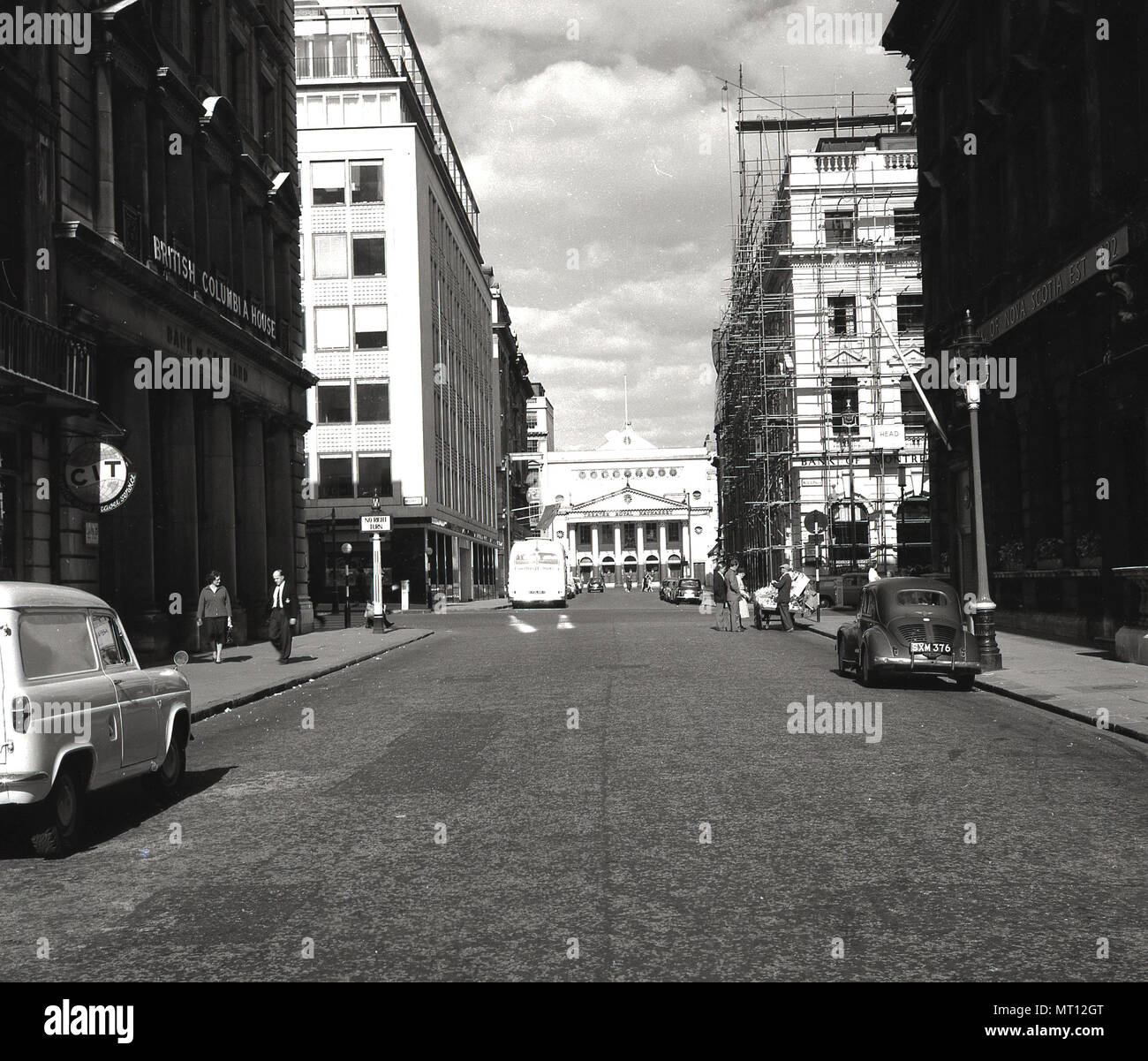 1960er Jahre, historisch, Blick auf eine ruhige Londoner Straße in Westminster, mit Autos und Gebäuden, darunter auf der linken Seite des Bildes, British Commonwealth House. Stockfoto