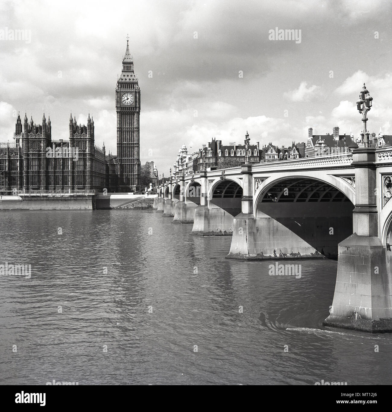 1950er Jahre, historisch, Blick vom Süden über die Themse mit Westminster Bridge und der nördlichen Ecke des Palace of Westminster und dem berühmten Uhrturm - auch bekannt als "Big Ben". Der Palast ist der Treffpunkt der beiden Houses of Parliament der britischen Regierung und wurde von Charles Barry und Augustus Pugin entworfen. Stockfoto