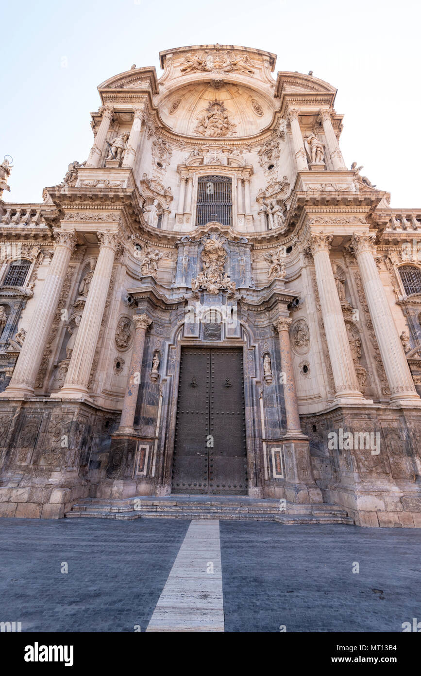 Main Türen Fassade, die Kathedrale von Santa Maria (XIV Jh.) ein wesentliches Stück des Spanischen Barock. Murcia. Spanien Stockfoto
