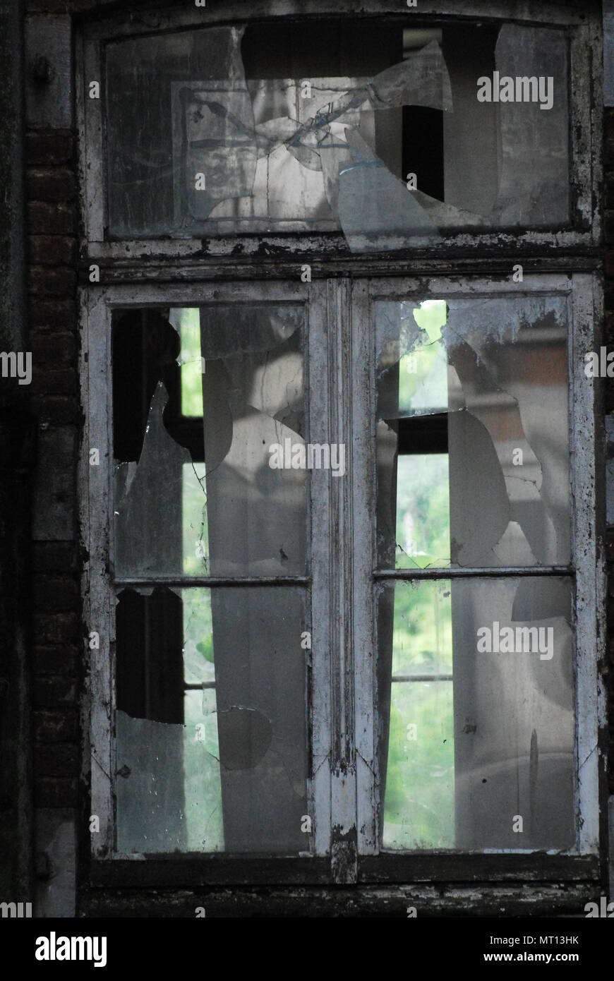 Fotografische Abbildung eines zerbrochenen Fensters die bedeutet wird, um die Zerschlagung der Dinge, die im Leben wichtig sind, zum Ausdruck bringen. Stockfoto