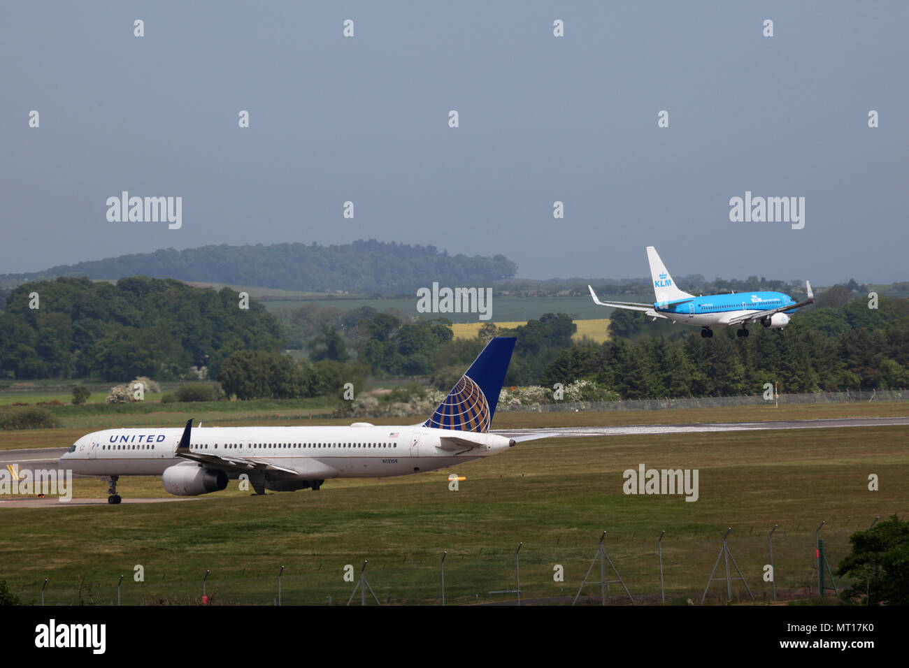 KLM Boeing 737 PH-BGH geht über United Airlines Boeing 757 N 12109, wie sie in Edinburgh am Flughafen zu landen Stockfoto