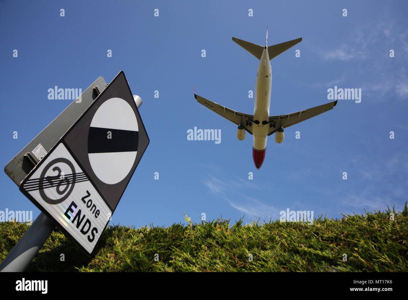 Norwegian Air boeing 737-8JP EI-FVL passiert ein Straßenschild auf der Straße am Rand der Landebahn, während es seine endgültige Annäherung an den flughafen von edinburgh macht Stockfoto