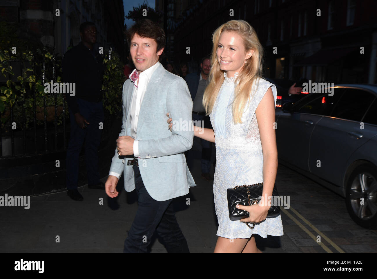 Sofia Wellesley (links) und James Blunt und Sofia Wellesley bei Chiltern Firehouse in London anreisen von Kylie Minogue 50. Geburtstag zu feiern. Stockfoto
