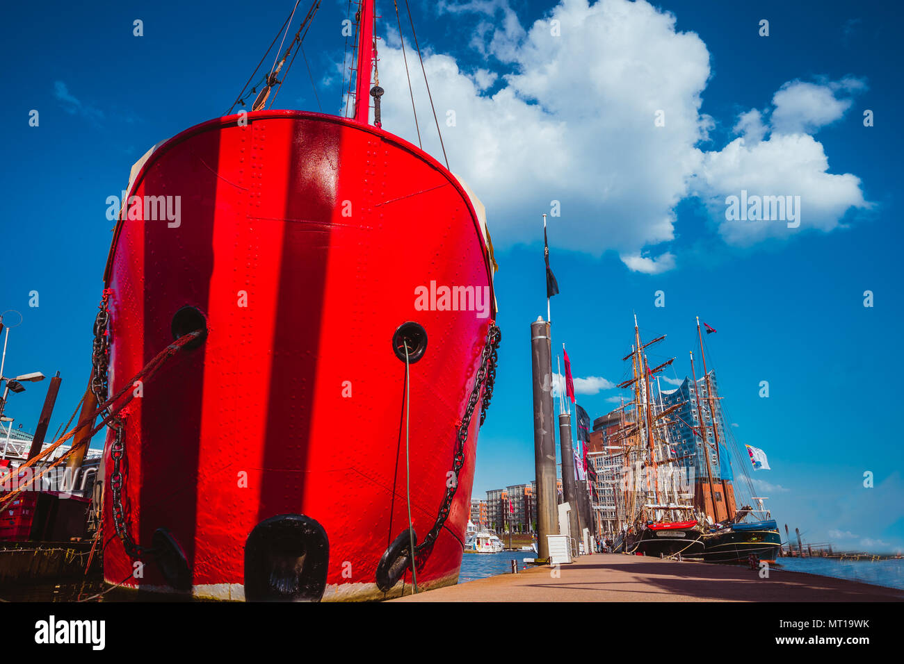 HAMBURG, DEUTSCHLAND - 9. Mai 2018: Red Fire patrol Boot im Hafen von Hamburg mit einem Restaurant auf der Platine Stockfoto