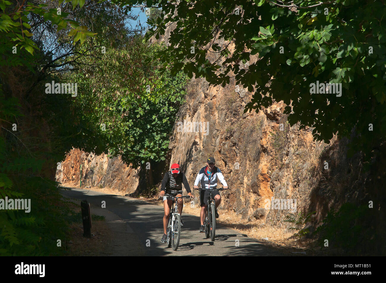 Greenway der Subbetica (alte Bahnlinie der sogenannten "Öl") - Pfad und Radfahrer. Cabra. Provinz Córdoba. Region Andalusien. Spanien. Eu Stockfoto Greenway der Subbetica (alte Bahnlinie der sogenannten "Öl") - Pfad und Radfahrer. Cabra. Provinz Córdoba. Region Andalusien. Spanien. Eu Stockfoto