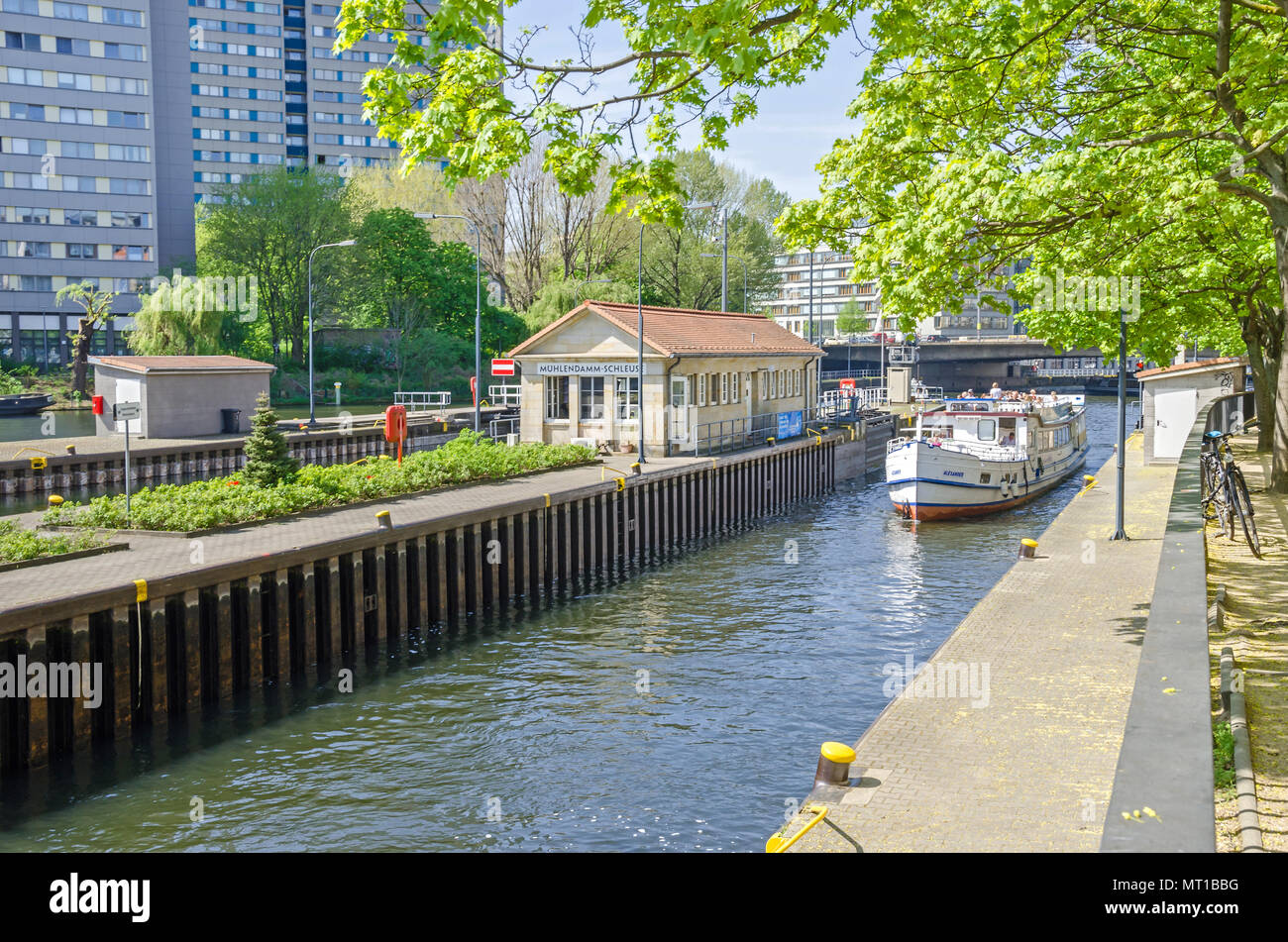 Multi-kammer Muehlendamm Schlösser im zentralen Berliner Stadtteil Mitte der Spree schiffbar, welche unter dem Schutz der Stockfoto