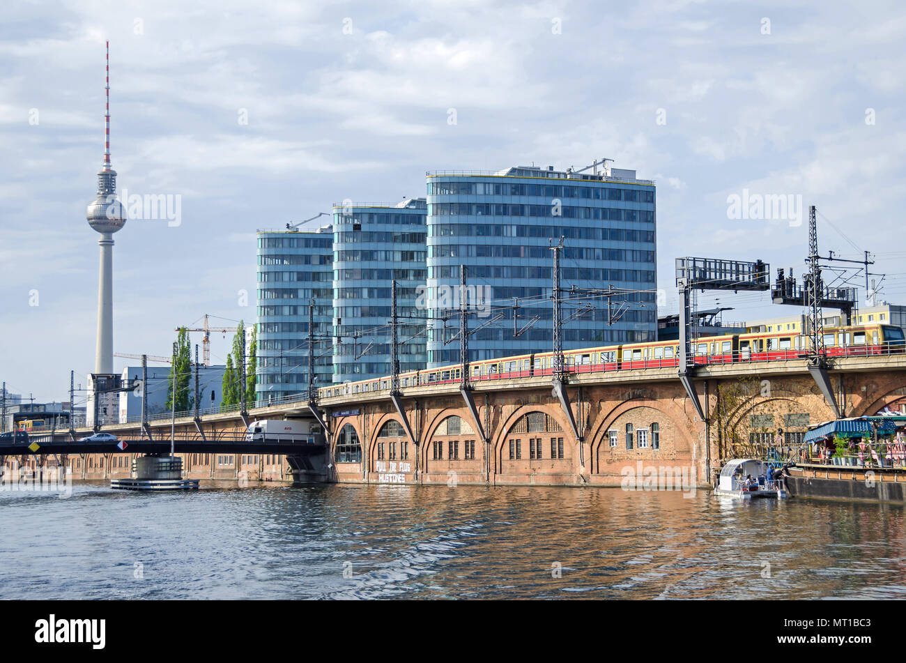 Berlin, Deutschland - 22. April 2018: Trias Towers, der Sitz der BVG, die öffentlichen Verkehrsbetriebe von Berlin, hinter der Stadtbahn Viadukt Stockfoto