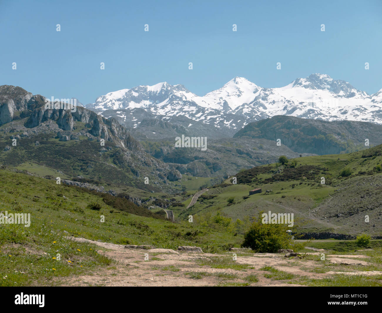 Bergwelt im Nationalpark Picos de Europa, Spanien, Asturien. Schnee auf den Gipfeln. Stockfoto