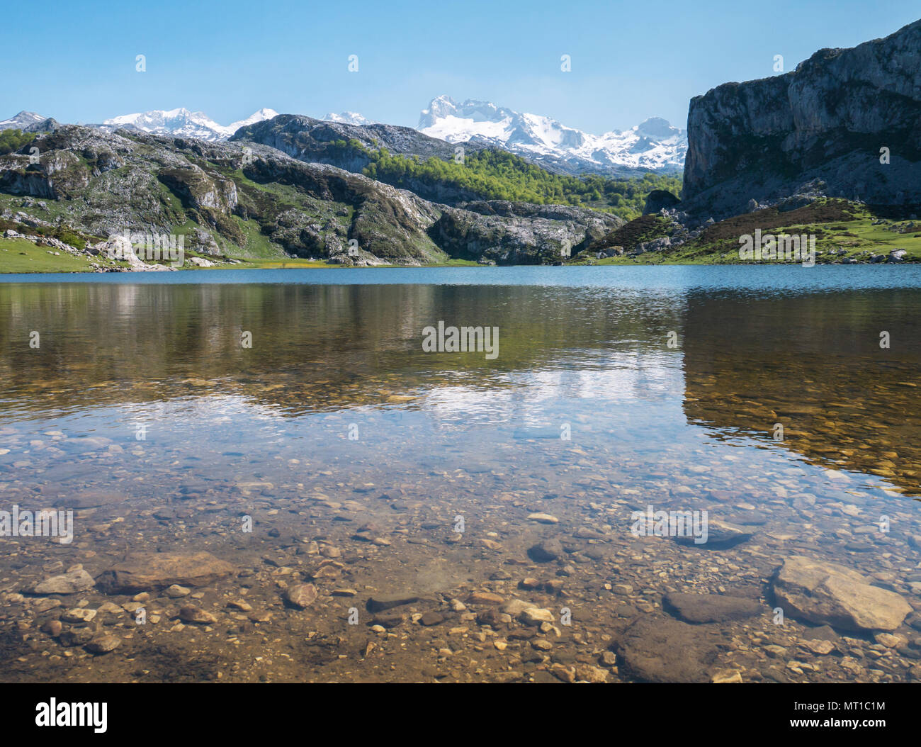 Alpine Mountain Lake Landschaft. Ercina See im Nationalpark Picos de Europa, Spanien, Asturien. Schnee auf den Gipfeln. Stockfoto