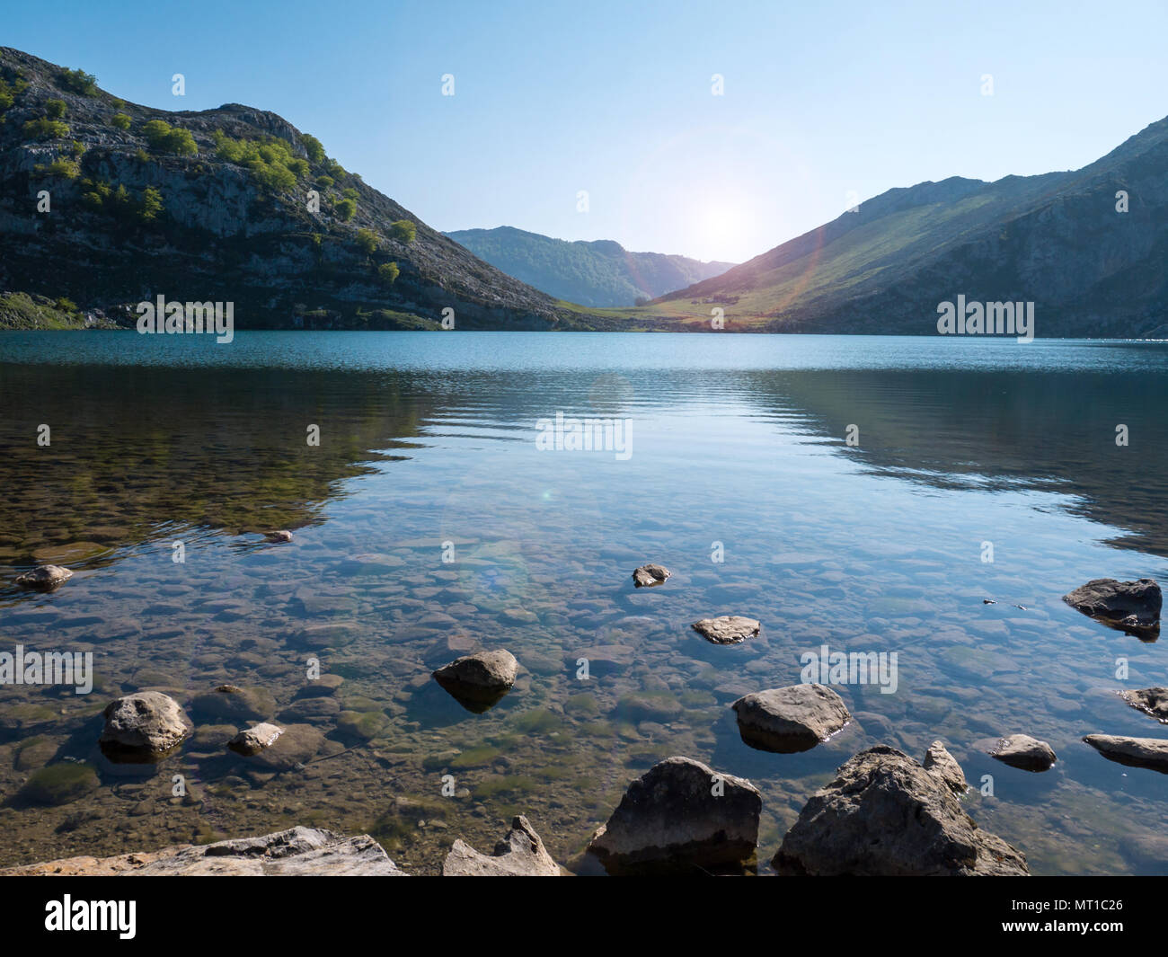 Alpine Mountain Lake Enol in der Nähe von Covadonga. See im Nationalpark Picos de Europa, Spanien, Asturien. Stockfoto
