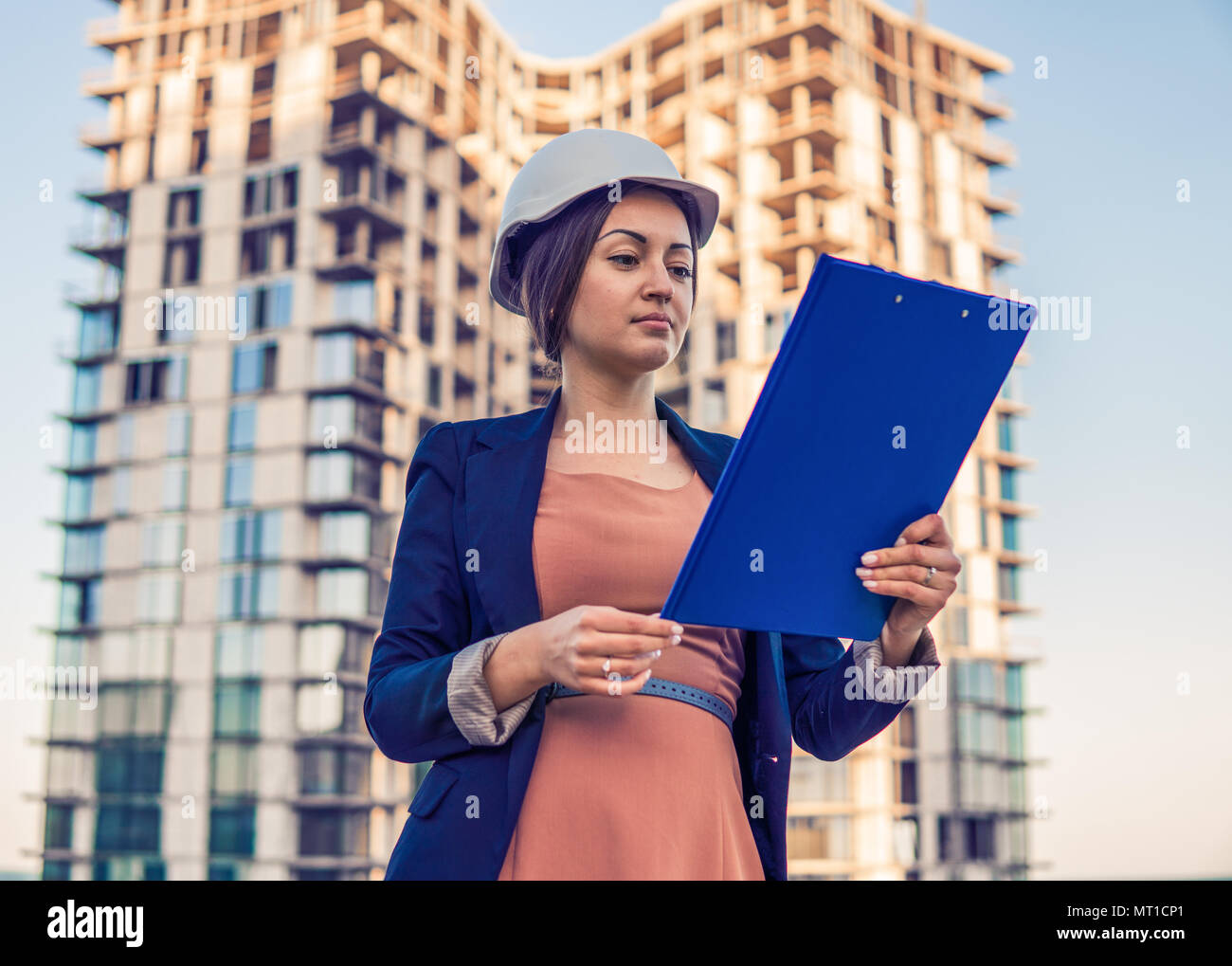 Wunderschöne Business woman Ingenieur steht mit plan Papiere. Stockfoto