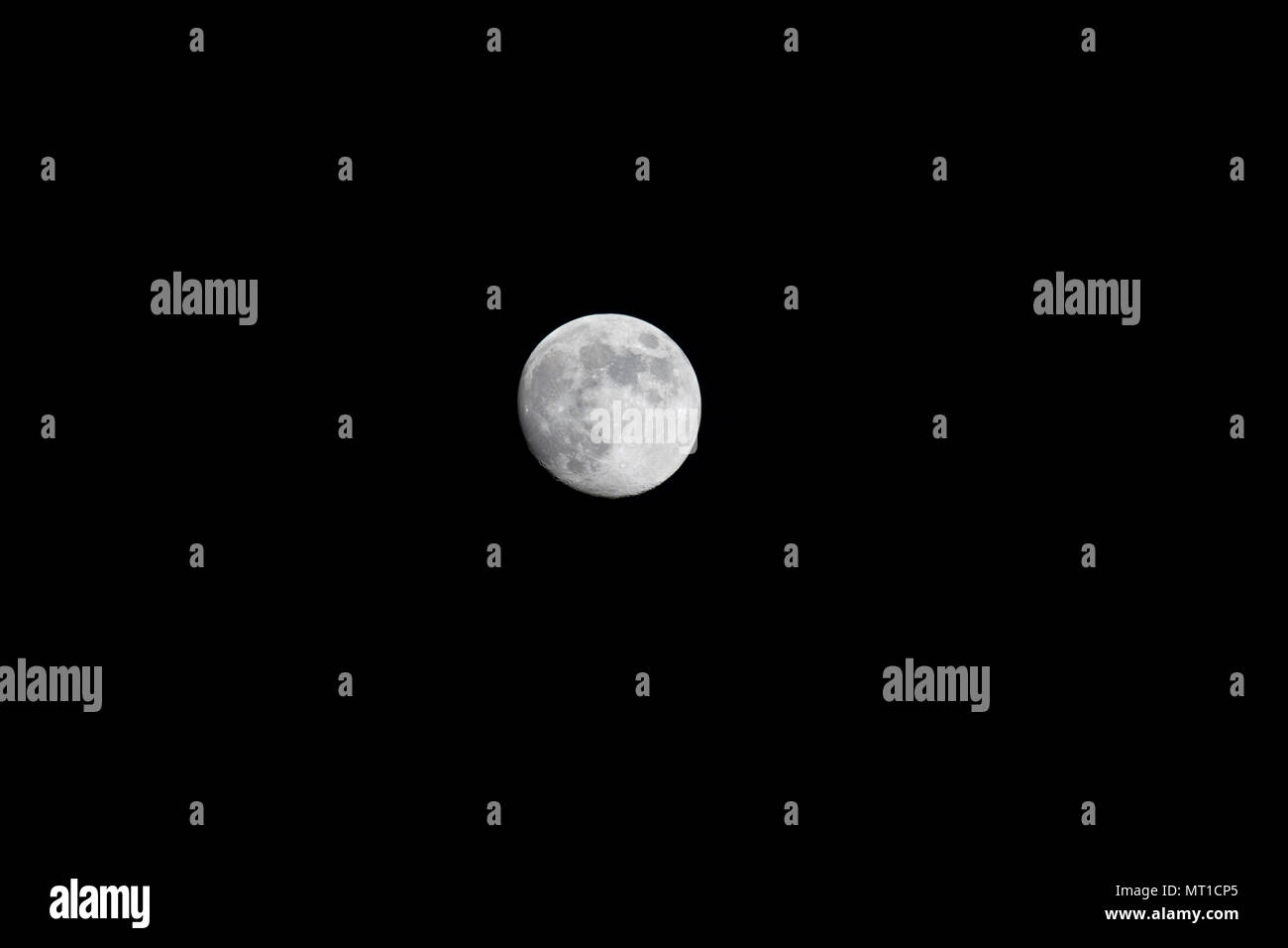 Ein waxing gibbous Mond in den Nachthimmel über Dorset England UK GB 25 2018. Ein waxing gibbous Mond ist definiert als mehr als die Hälfte beleuchtet aber nicht Stockfoto