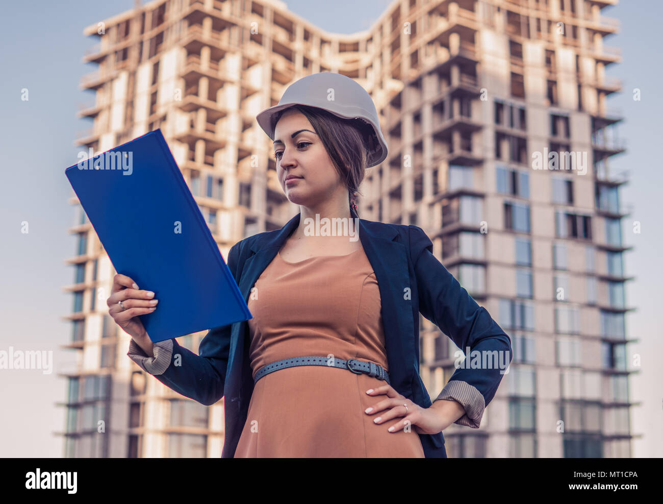 Wunderschöne Business woman Ingenieur steht mit plan Papiere. Stockfoto