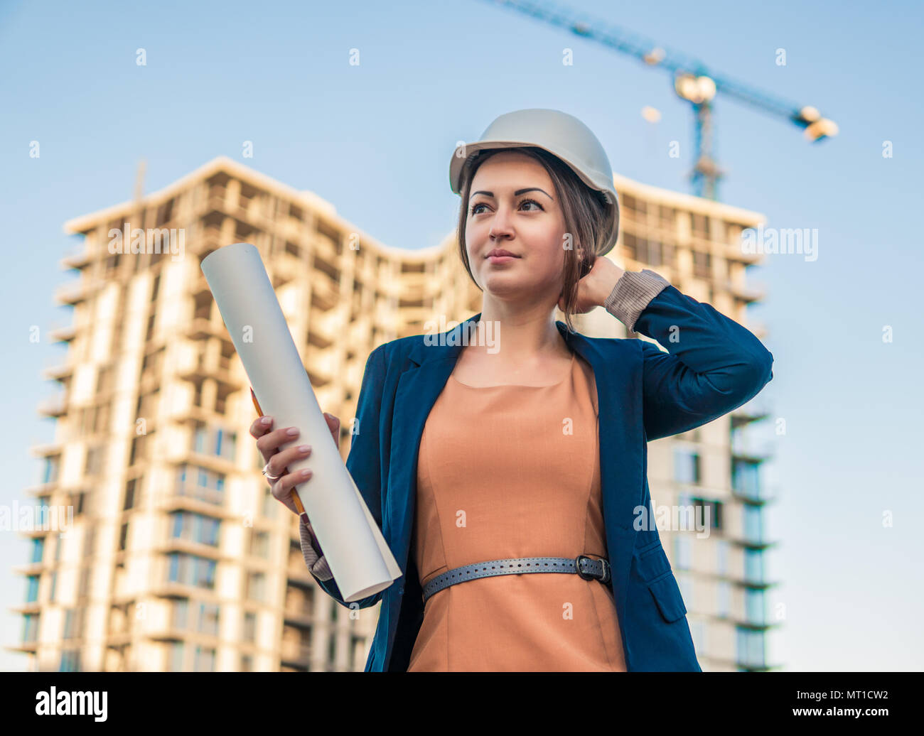 Wunderschöne Business woman Ingenieur steht mit plan Papiere. Stockfoto