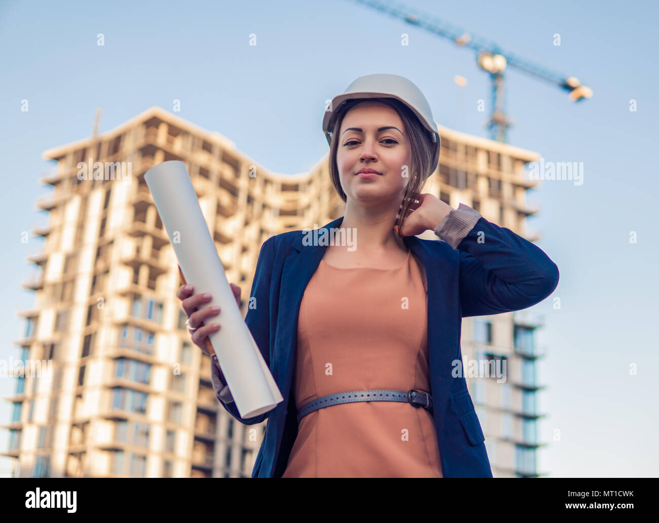 Wunderschöne Business woman Ingenieur steht mit plan Papiere. Stockfoto