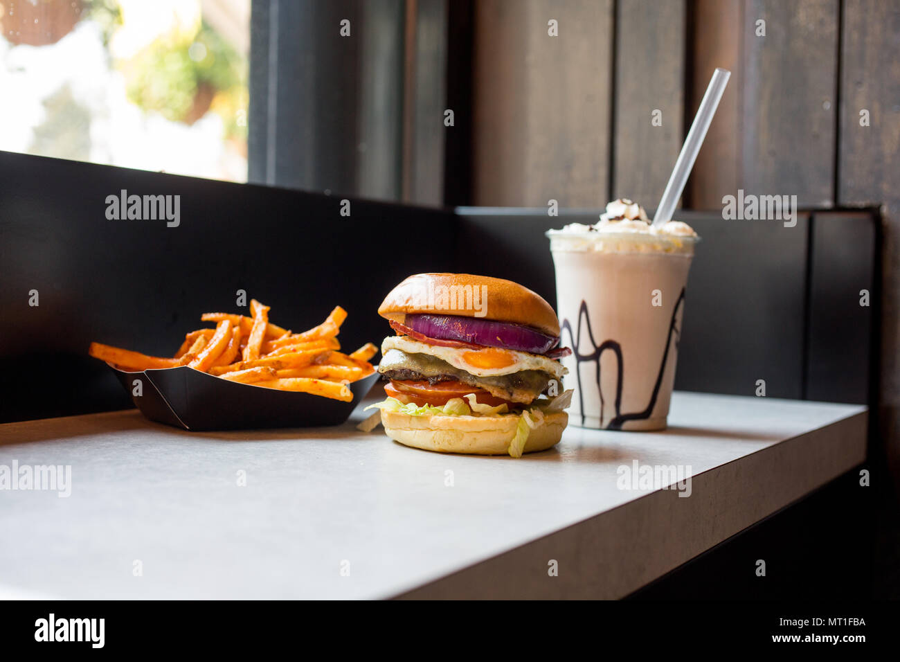Milchshake Pommes und Burger Stockfoto